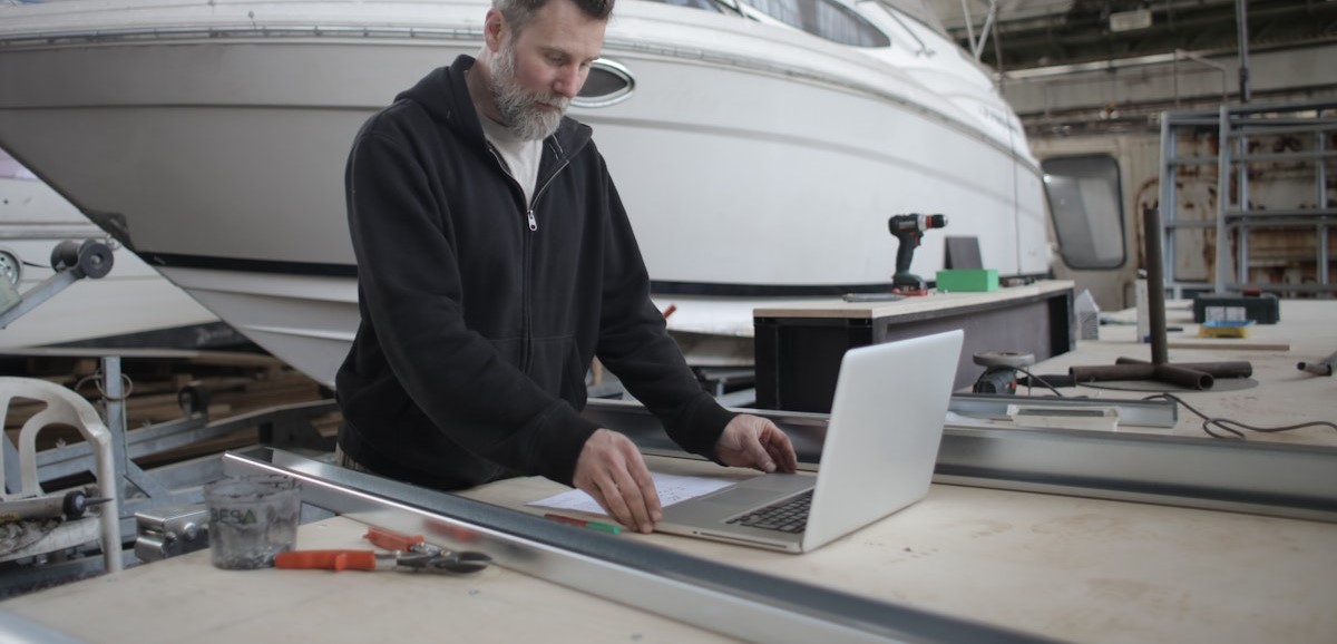 AI chat assistant answering boat maintenance question